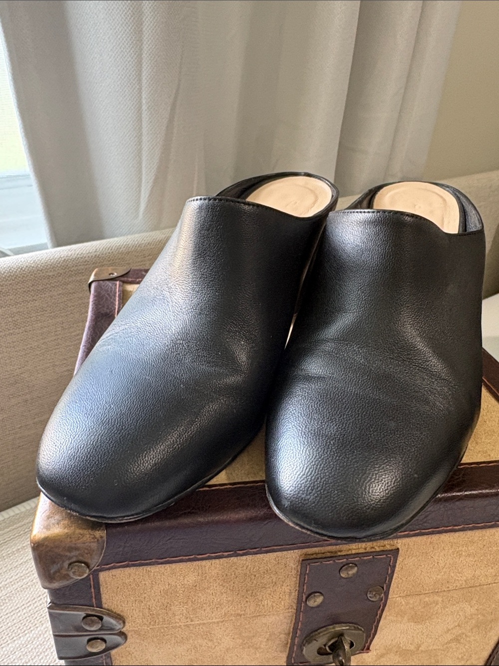 Club Monaco Black Leather Women’s Slip-On Mules (size 6.5)